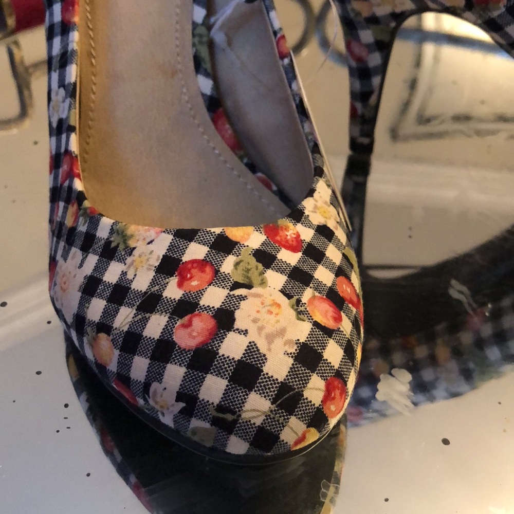 Forever 21 heel shoes 🍒🍓🌼 - Picture 3 of 5